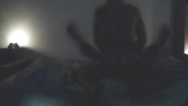 非常強大！父親強姦他的小女兒在屁股