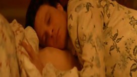 Zorrita在抓住他在沙發上抽搐之後亂搞了他