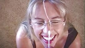 在她母親不在的情況下，她是她父親的妓女