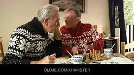 當他們記錄她時，他們欺騙了一個胖胖的西班牙青少年來操她