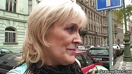 阿根廷夫婦他媽的四肢著地，看著足球