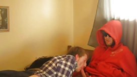 他亂搞他的小妹妹並告訴他吸一個朋友的傢伙