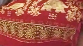 當他發現他的女兒是個婊子時，他無情地亂搞她