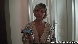 媽媽需要一隻公雞，而她兒子的尾巴對她來說是完美的