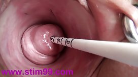 青少年發現她的父親手裡拿著他的陰莖