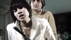 他在情人節欺騙他的妹妹，所以他可以操她