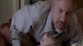 他在淋浴時震驚了他的女朋友，並且在不讓她逃跑的情況下從背後亂搞她