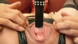 西班牙女學生被兩隻肥胖的公雞操了，讓她非常滿意