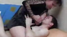 母親間諜她的兒子，覺得有必要操她