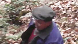 他欺騙他的母親讓他抽搐，亂搞她