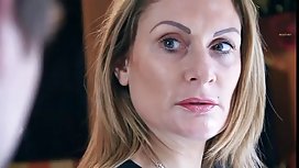 尖叫的妻子在性交時高興地扭曲