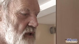 當他們移動山雀而不停止時，與他的女朋友一起燒灰塵