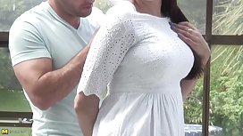 豐滿不滿地亂搞了她年輕鄰居的丈夫