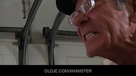 他的母親陷入困境，來到他媽的