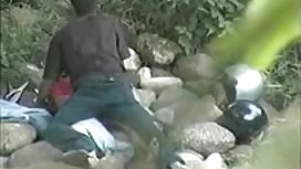 年輕和豐滿的西班牙女孩戴著金錢愚弄她的男朋友