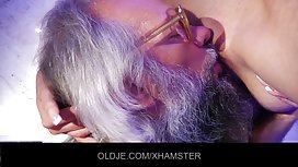 拉丁婊子給她的男孩屁股在公園裡操她